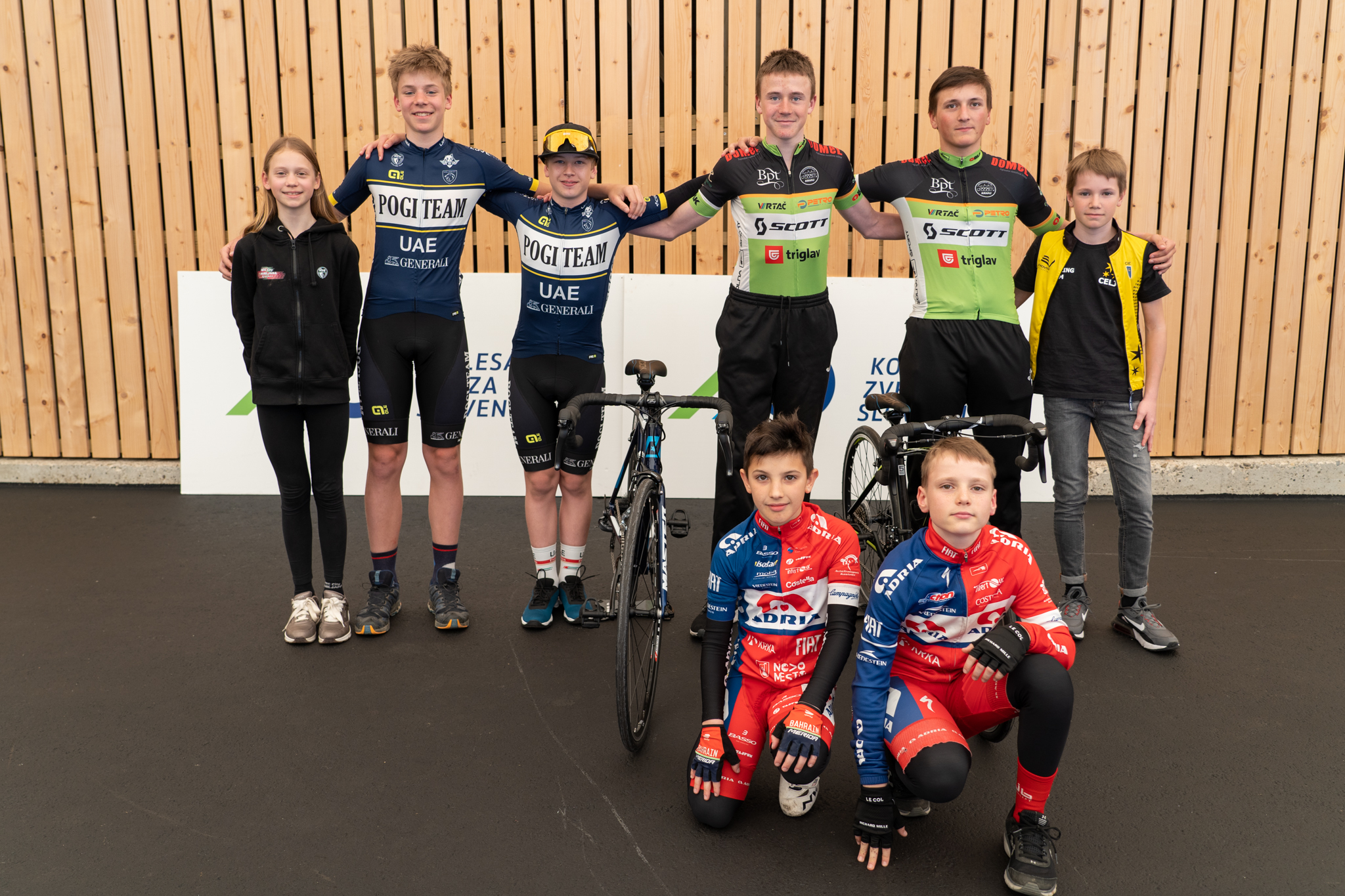 Rumena majica Tadeja Pogačarja za nakup koles mladim športnikom iz socialno šibkih okolij