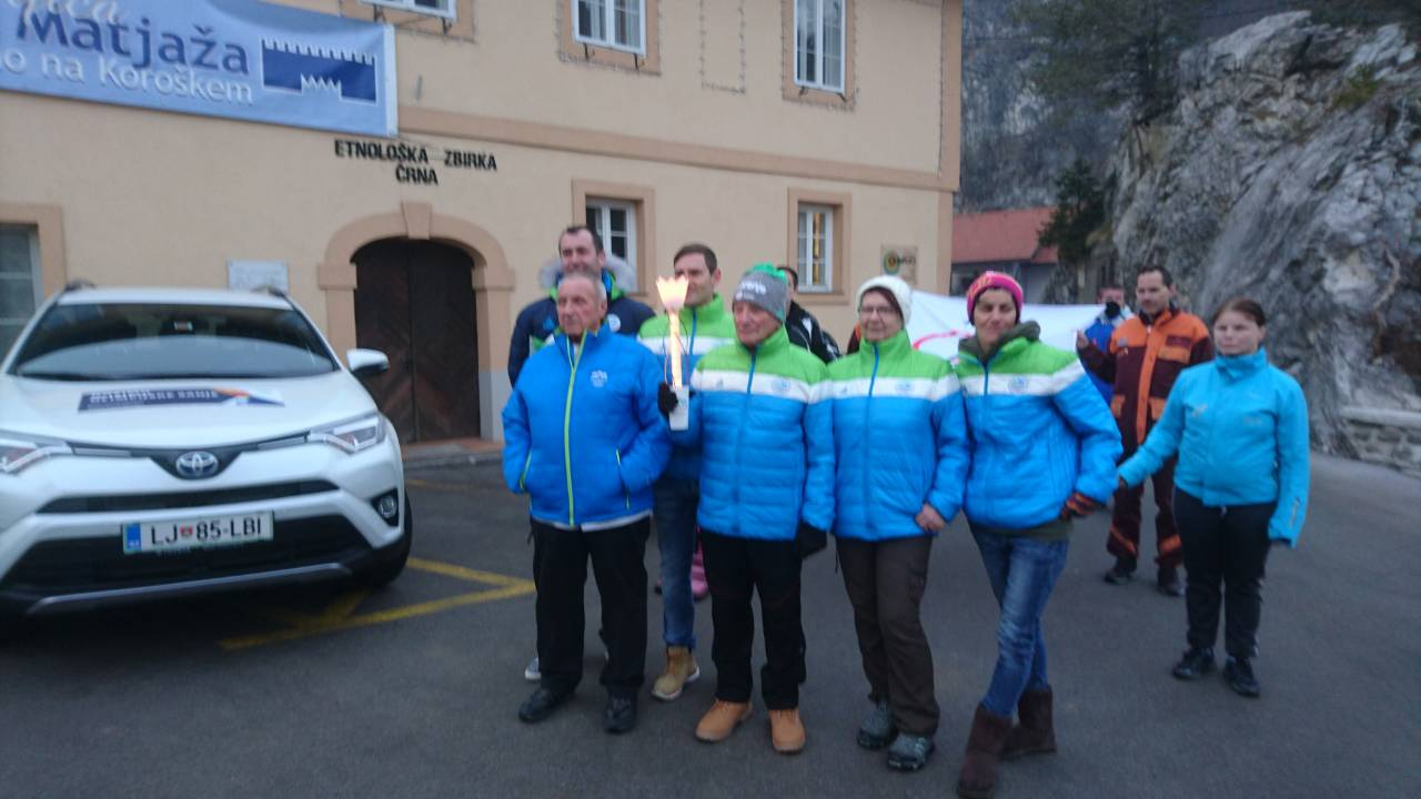 Slovensko baklo v Črni pričakali tudi domači olimpijci