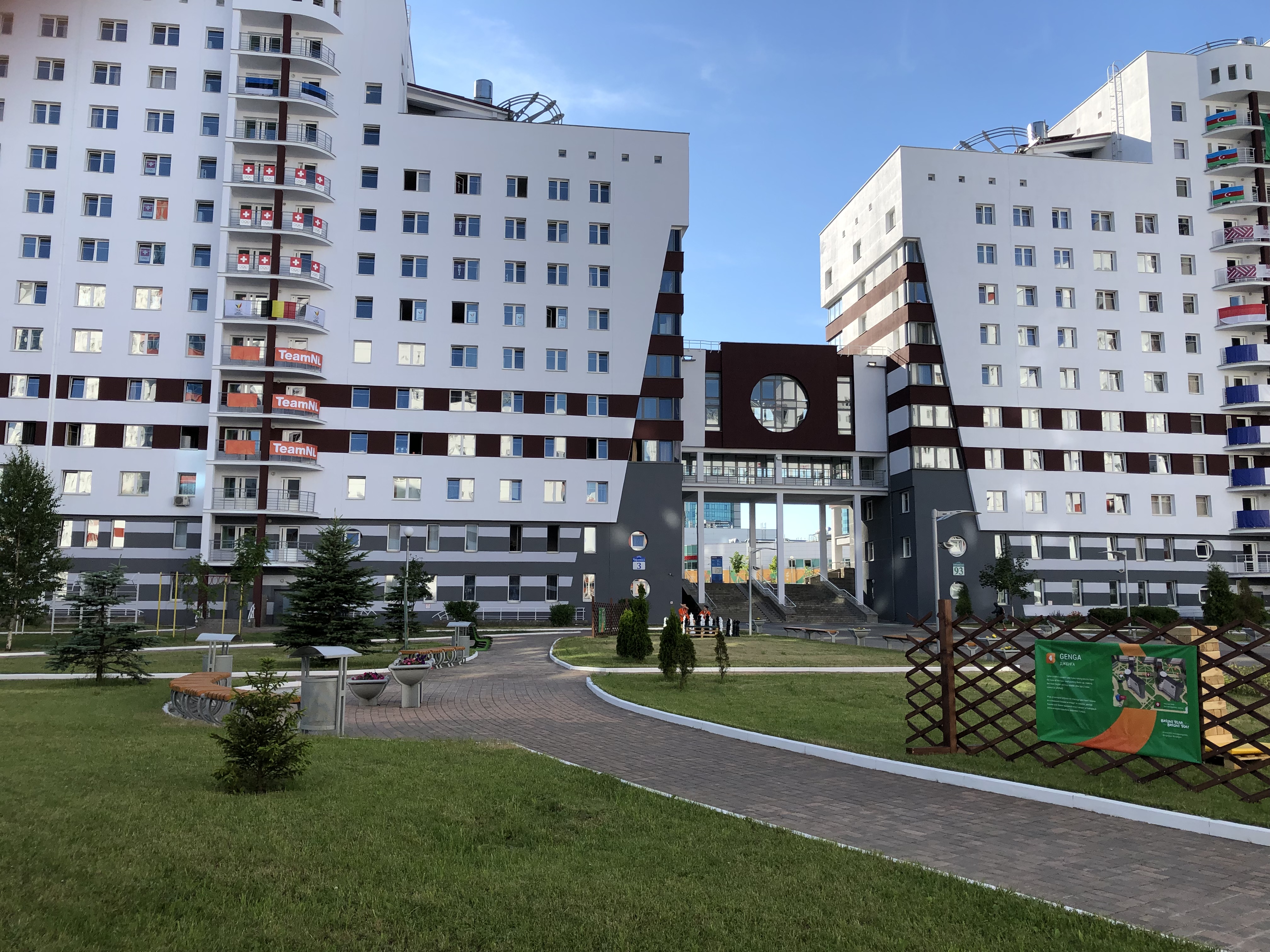 Vse bolj polna športna vas v Minsku.