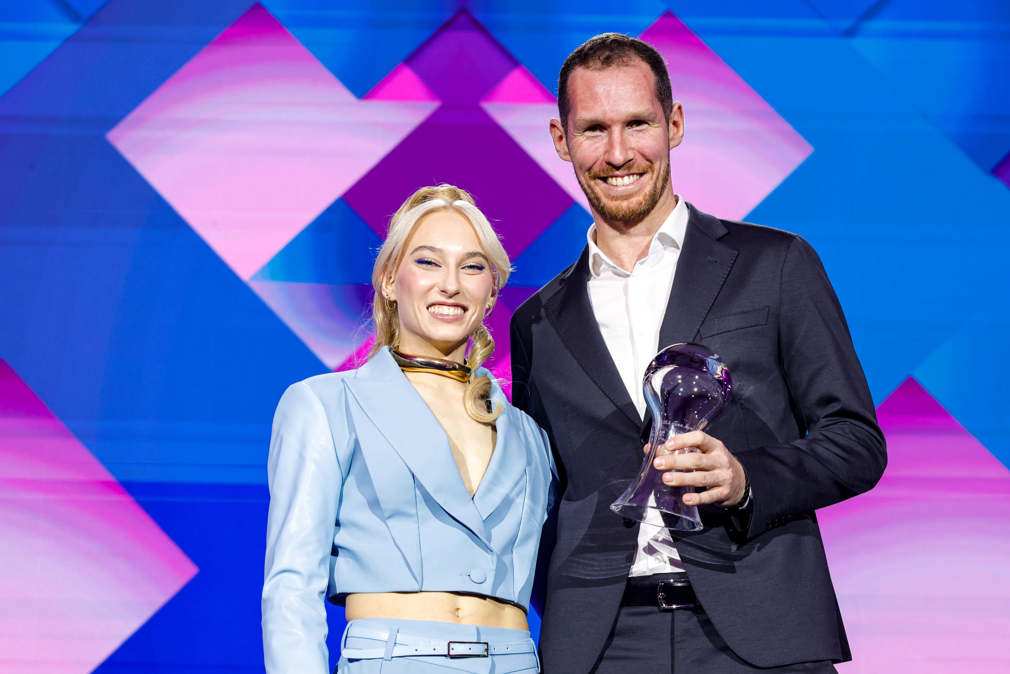 Janja Garnbret je kot ambasadorka Botrstva v športu v letu 2025 za mlade športnike zbrala 318.292 evrov in ambasadorstvo predala Tinetu Urnautu