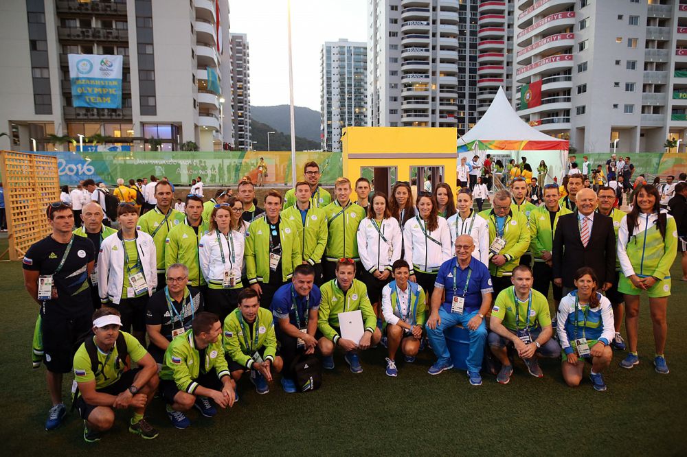 V olimpijski vasi plapola tudi slovenska zastava