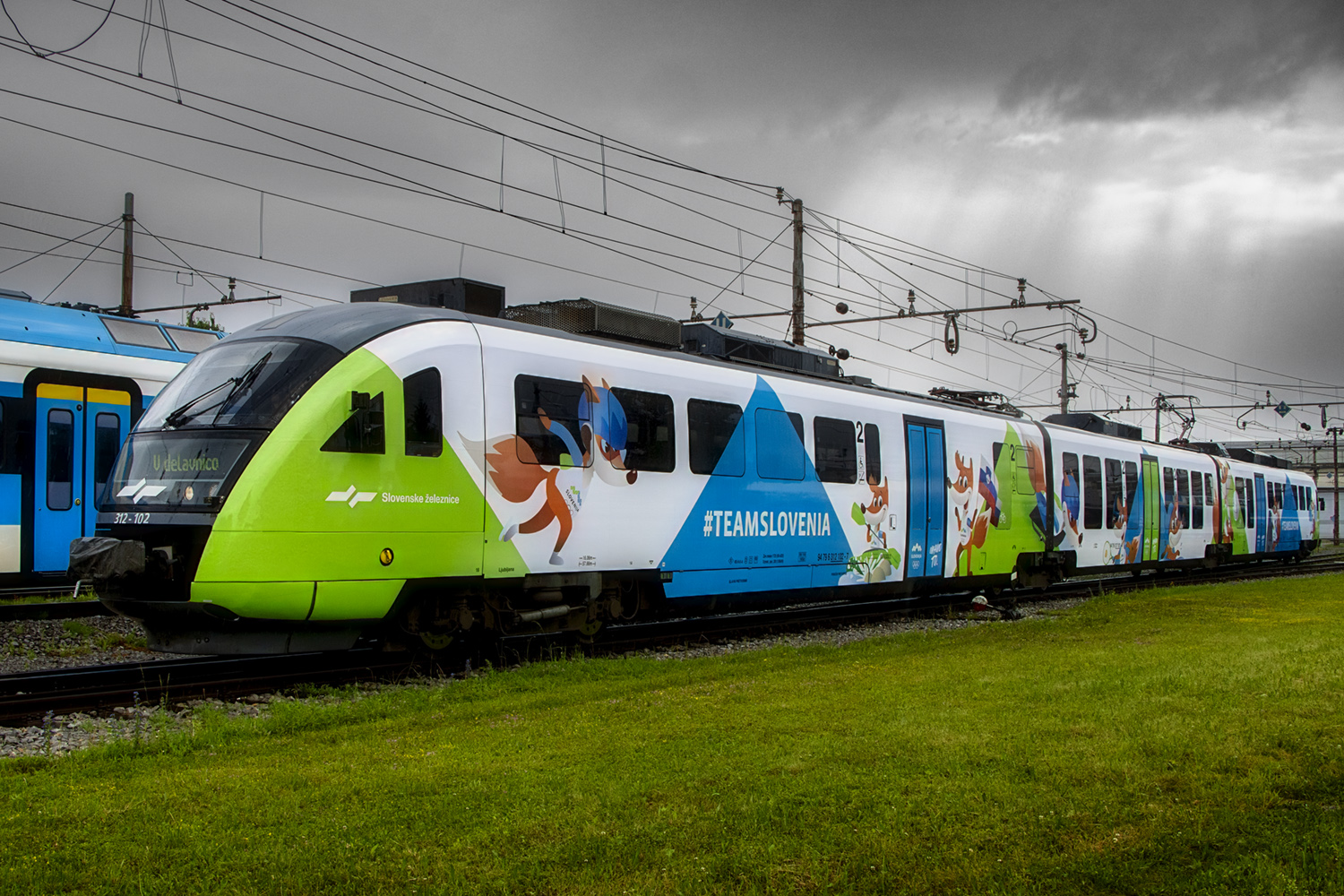 Vlak s podobo maskote Lisjaka Foksija širi navijaški duh po Sloveniji!