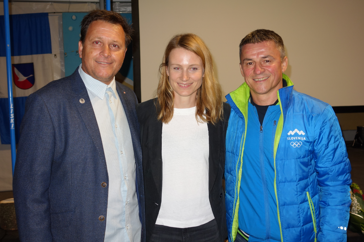 Prvi podpredsednik OKS-ZŠZ, mag. Janez Sodržnik izročil plaketo Ani Drev ob njenem uradnem zaključku športne poti